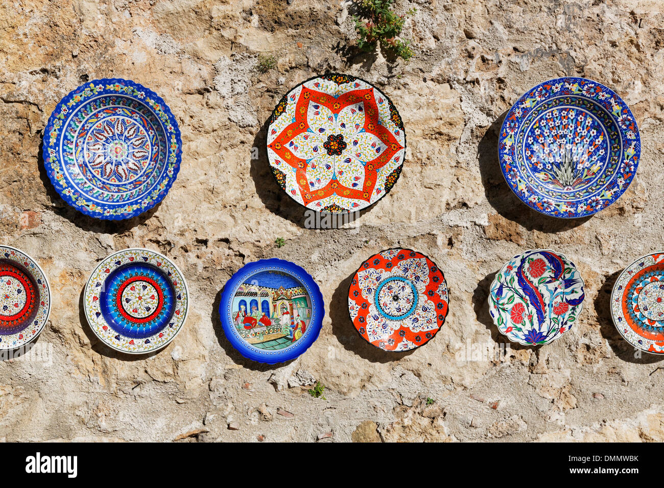 La Turchia, Antalya, dipinta di piastre in ceramica sulla parete Foto Stock