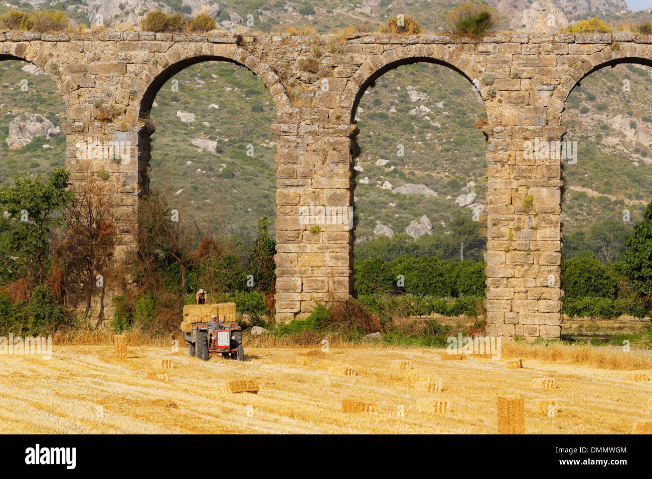 Turchia, Serik, antica città di Aspendos, acquedotto e campo di stoppie Foto Stock