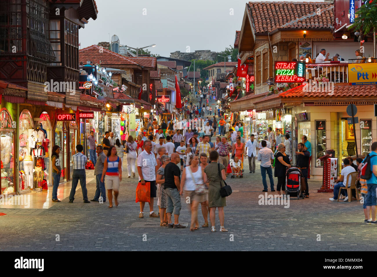 La Turchia, laterale, negozi nella città vecchia al crepuscolo Foto Stock