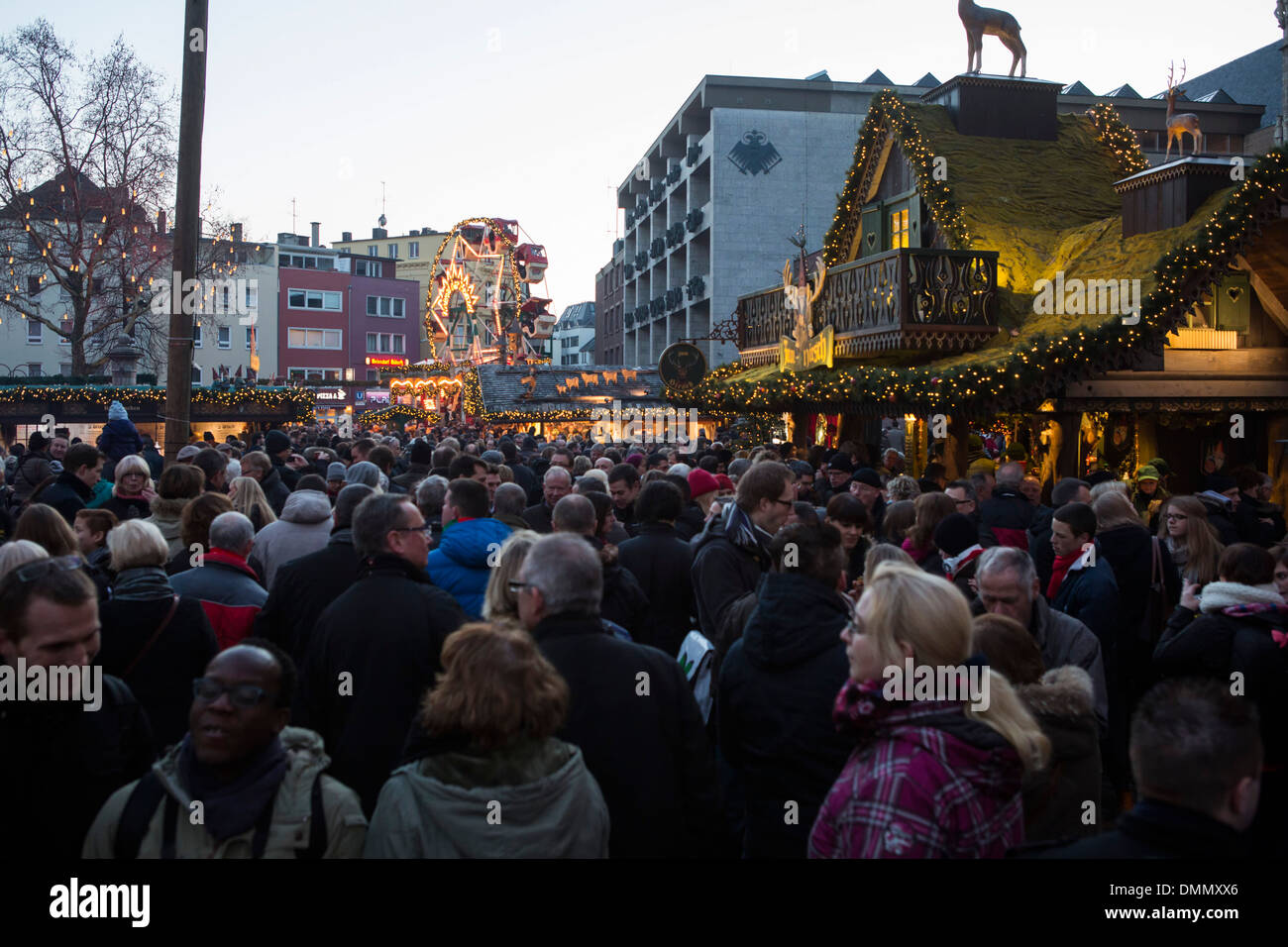 Le persone al mercatino di Natale di Colonia (Altstadt o la parte vecchia della città) Foto Stock