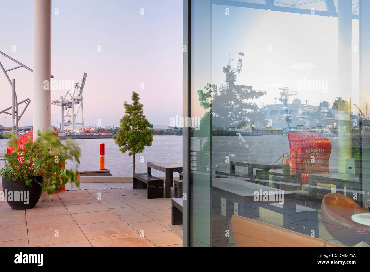 Germania, Amburgo, Hafencity, Lagnese cafe di Unilever house Foto Stock