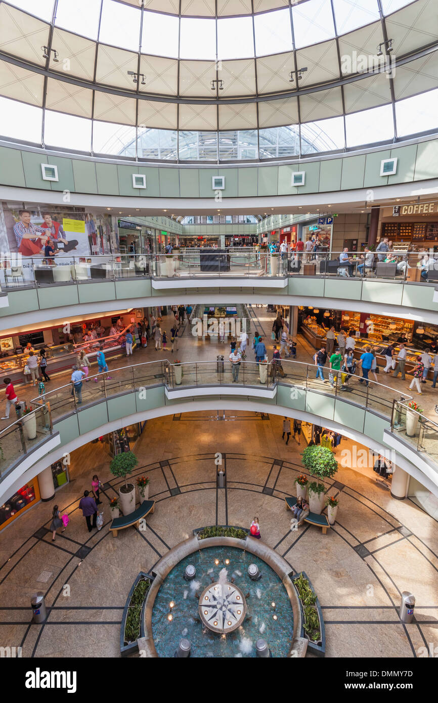 Germania, Sassonia-Anhalt, Magdeburgo, shopping mall Allee-Center Foto Stock