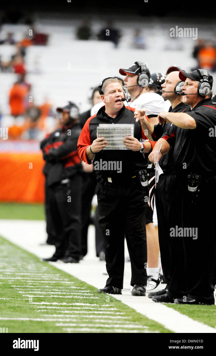 Ottobre 31, 2009: Cincinnati head coach Brian Kelly discute la strategia lungo il diversivo mentre riproduci Siracusa. L'Università di Cincinnati Bearcats sconfitto la Syracuse University 28-7 arancione al Carrier Dome di Siracusa, NY.(Immagine di credito: © Alan Schwartz/Cal Sport Media/ZUMA Press) Foto Stock