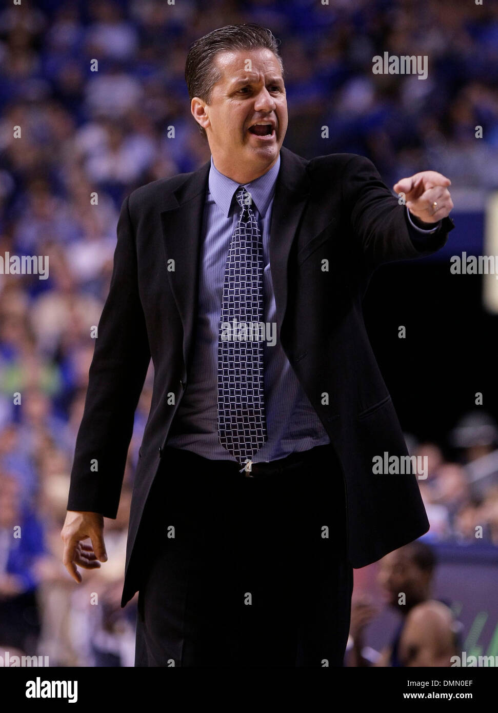 Kentucky coach John Calipari ha parlato per il suo banco di lavoro come Kentucky sconfitto Clarion 117-52 venerdì 6 novembre 2009 in Lexington, KY. Foto di Mark Cornelison | Personale. (Credito Immagine: © Lexington Herald-Leader/ZUMApress.com) Foto Stock