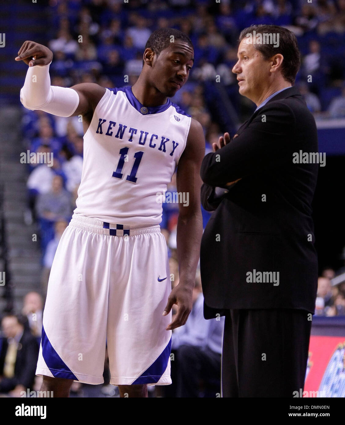 John Wall ha parlato con coach John Calipari durante un tiro libero nella seconda metà come Kentucky sconfitto Clarion 117-52 venerdì 6 novembre 2009 in Lexington, KY. Foto di Mark Cornelison | Personale. (Credito Immagine: © Lexington Herald-Leader/ZUMApress.com) Foto Stock