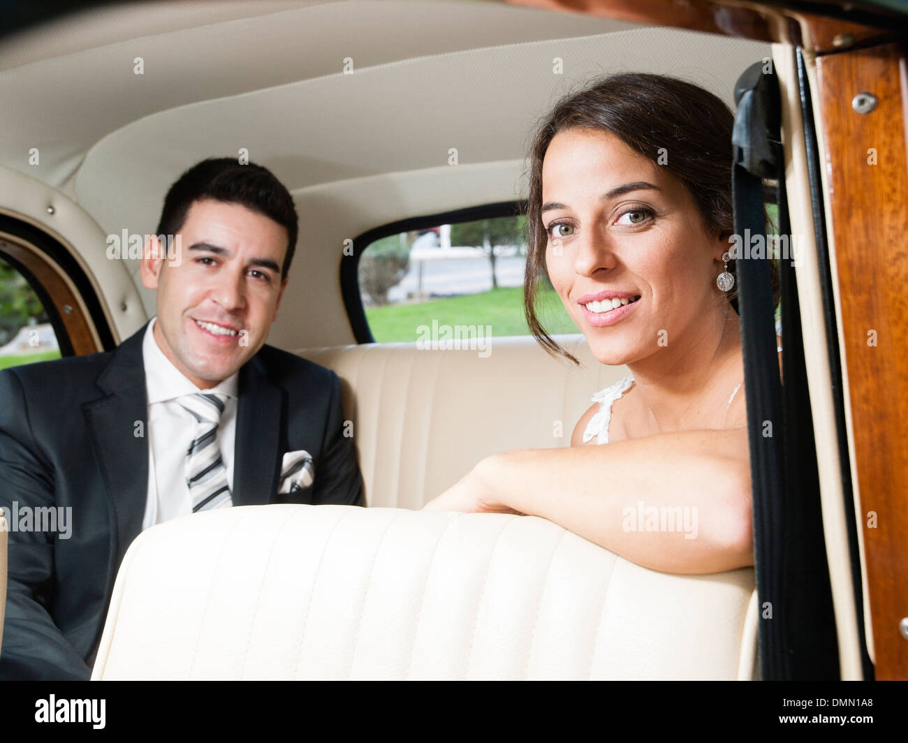 Sposa e lo sposo dentro un auto classica. Sono felice. Foto Stock