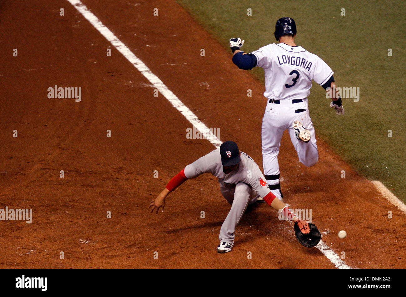 DIRK SHADD | Orari.SP 311146 SHAD raggi 08 (09/02/2009 ST. Pietroburgo) Tampa Bay Rays Evan Longoria raggiunge la prima base come Boston Red Sox primo baseman Victor Martinez tentativi di gestire un errore di lancio da Kevin Youkilis nella terza inning al Tropicana in Campo San Pietroburgo mercoledì sera (09/02/2009). Longoria più tardi ha segnato con un douyble da Gregg Zaun. [DIRK SHADD, volte] Foto Stock