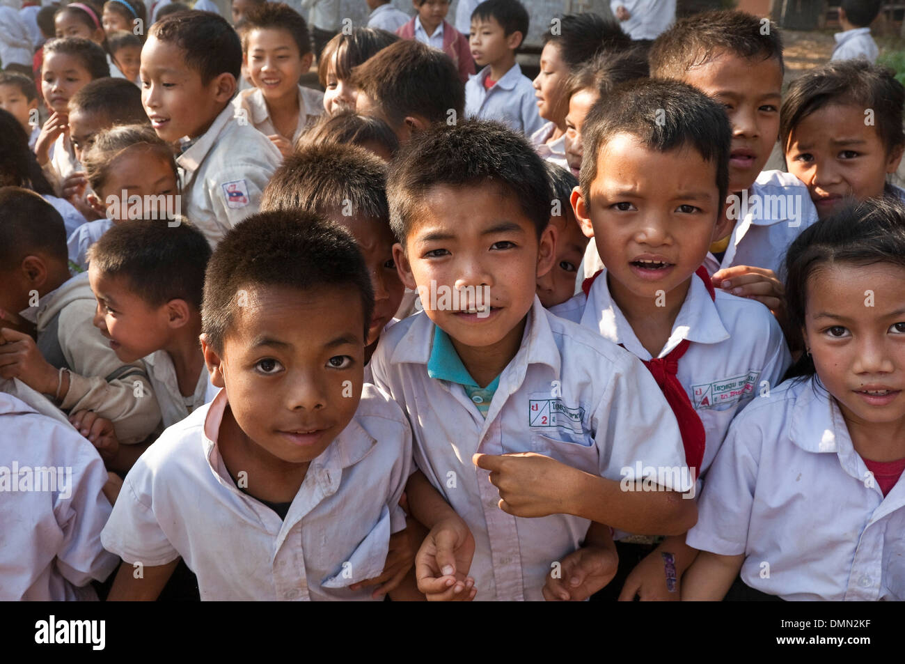 Ritratto orizzontale di lotti di scuola i bambini giocando insieme ad una scuola in Laos. Foto Stock