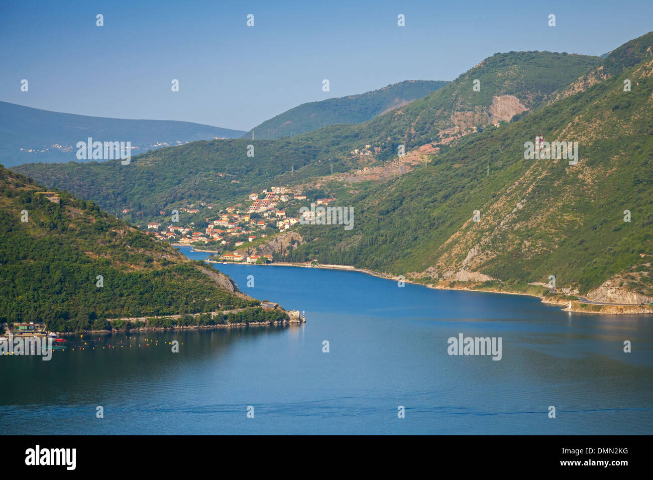 Baia di Kotor in mattinata estiva, Mare Adriatico, Montenegro Foto Stock