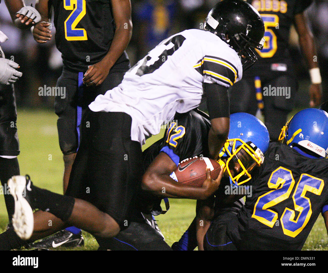 SCOTT KEELER | Orari.SP 309662 chiglia FOOTBALL (09/04/2009) ST. Pietroburgo 19. Lakewood High School defender Bar EE Boyd, (13), arresta Gibbs High School quarterback Joshua Rembert, (12), per una perdita di yardage nel terzo trimestre a Gibbs High School a San Pietroburgo. [SCOTT KEELER, volte] (credito Immagine: © San Pietroburgo volte/ZUMA Press) Foto Stock