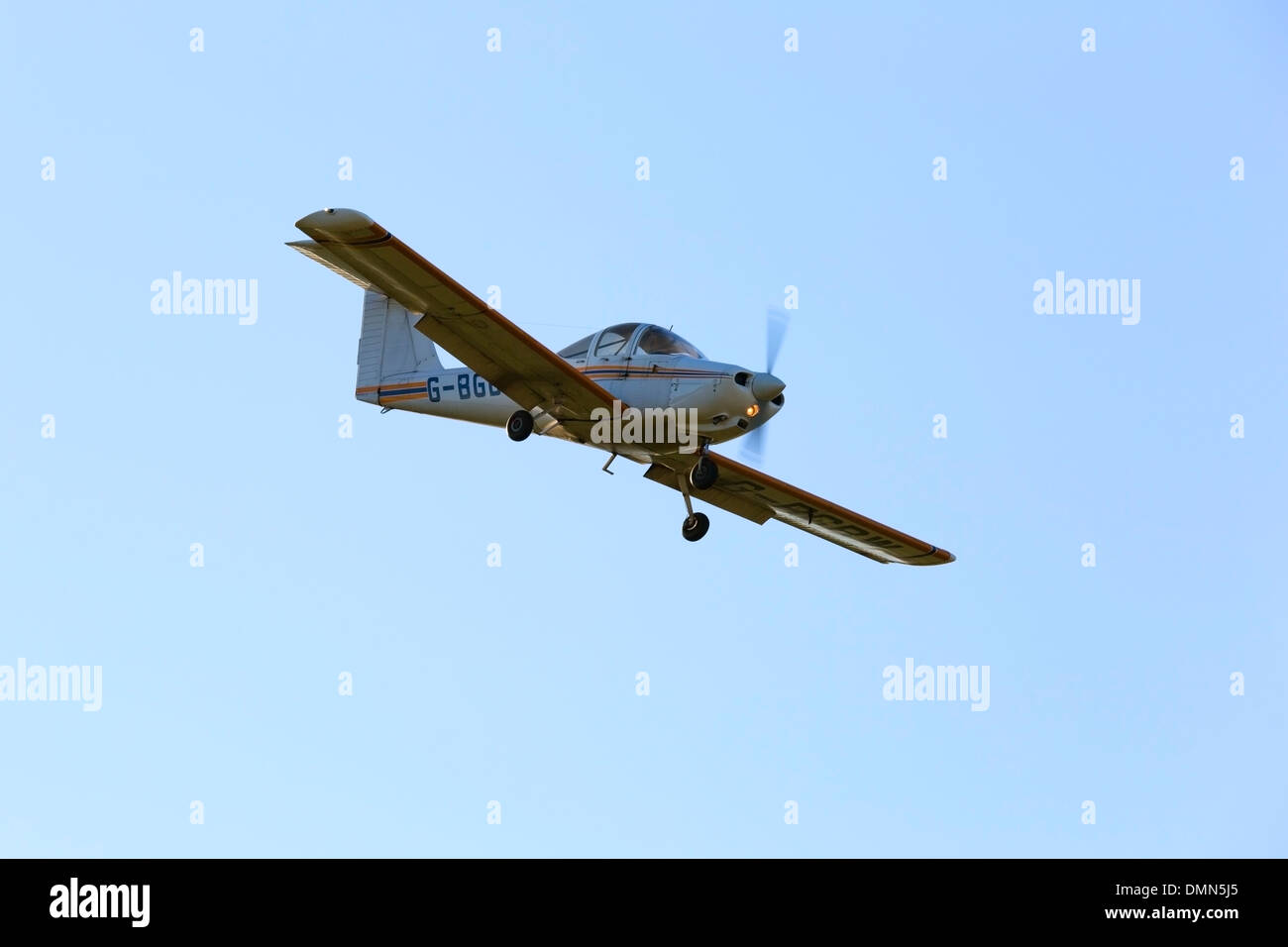 Piper PA-38-112 Tomahawk G-BGBW sull approccio alla terra a Gamston (Retford) Aeroporto Foto Stock