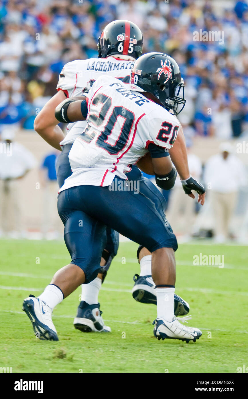 5 Settembre 2009: Richmond running back Justin Forte #20 corre per un 1° verso il basso. Il duca cade a Richmond 24-16 in season opener (credito Immagine: © Southcreek globale/ZUMApress.com) Foto Stock