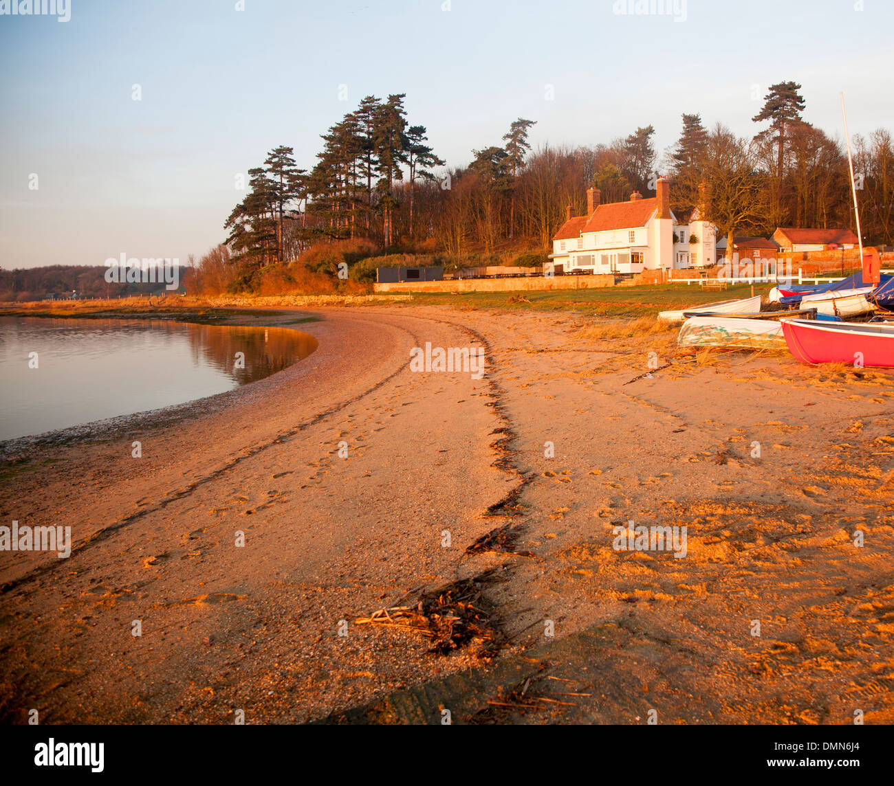 Imbarcazioni da fiume Deben e Ramsholt Arms pub Suffolk in Inghilterra Foto Stock