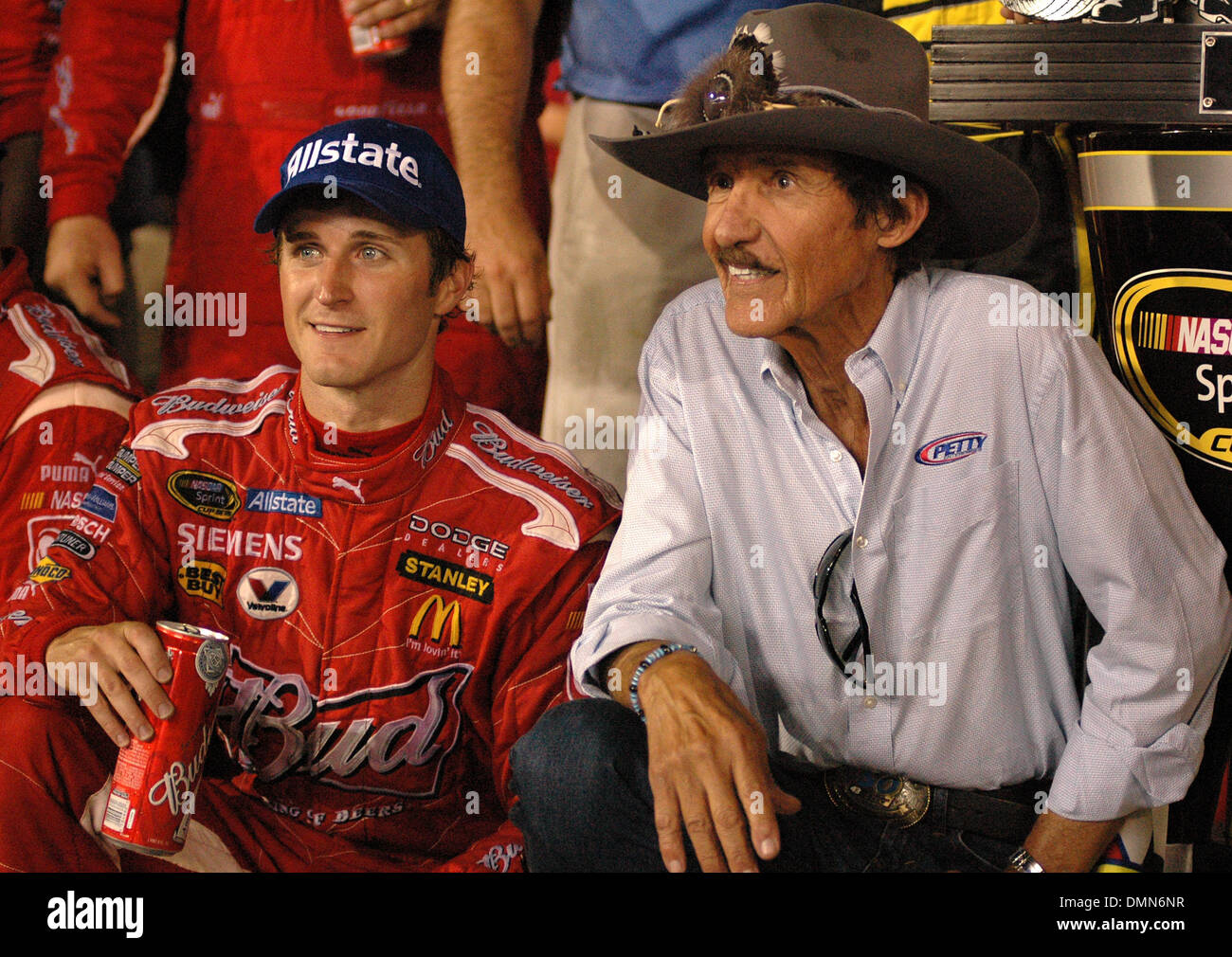 Sep 06, 2009 - Hampton, Georgia, Stati Uniti d'America - Kasey Kahne, sinistra, guidando il #9 Budweiser Dodge, pone con auto proprietario, Richard Petty, dopo aver vinto la NASCAR Nextel Cup Series Pep Boys Auto 500 ad Atlanta Motor Speedway, Hampton, Ga. Domenica, Settembre 6, 2009. (Credito Immagine: © Timothy L. Hale/ZUMA Press) Foto Stock