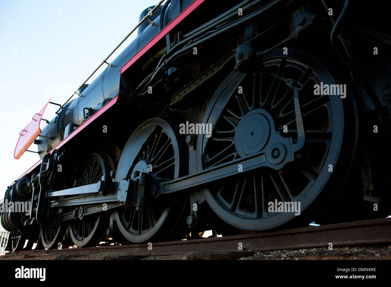 Le ruote del treno sul binario ferroviario. Foto Stock