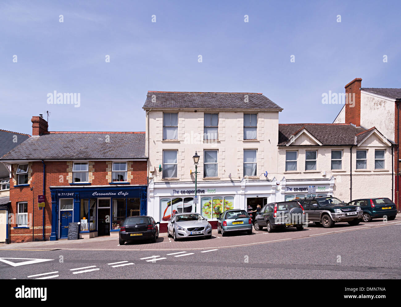 Area di parcheggio davanti ai negozi nella comunità rurale, Talgarth, Wales, Regno Unito Foto Stock