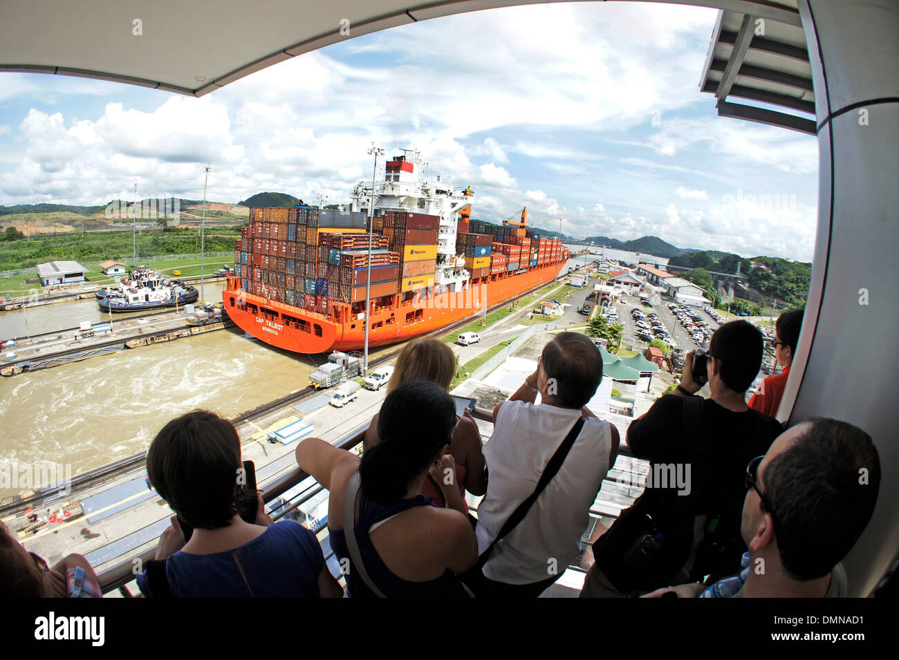 Panama City, Panama. 01 Luglio, 2013. I turisti stand su una piattaforma a Panama Canal vicino a Miraflores chiuse in Panama City, Panama, 01 luglio 2013. La canal celebrerà il suo centenario nel 2014 anche se era solo ufficialmente inaugurato nel 1920 dal presidente statunitense Wilson a causa della Prima Guerra Mondiale. Foto: Heinz Krimmer - ATTENZIONE! Nessun filo SERVICE -/dpa/Alamy Live News Foto Stock