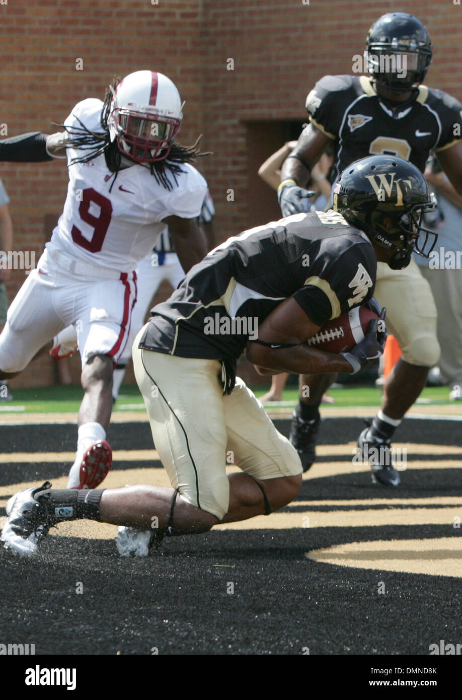 12 settembre 2009: Wake Forest wide receiver Jordan Williams #9 Si ritiene che le catture di 9 yard touchdown nel quarto trimestre come Stanford di Richard Sherman #9 tenta di difendere. Il Wake Forest diaconi sconfitto la Stanford anatre 24-17 a BB&T Stadium in Winston-Salem, North Carolina. (Credito Immagine: © Southcreek globale/ZUMApress.com) Foto Stock 12 settembre 2009: Wake Forest wide receiver Jordan Williams #9 Si ritiene che le catture di 9 yard touchdown nel quarto trimestre come Stanford di Richard Sherman #9 tenta di difendere. Il Wake Forest diaconi sconfitto la Stanford anatre 24-17 a BB&T Stadium in Winston-Salem, North Carolina. (Credito Immagine: © Southcreek globale/ZUMApress.com) Foto Stock