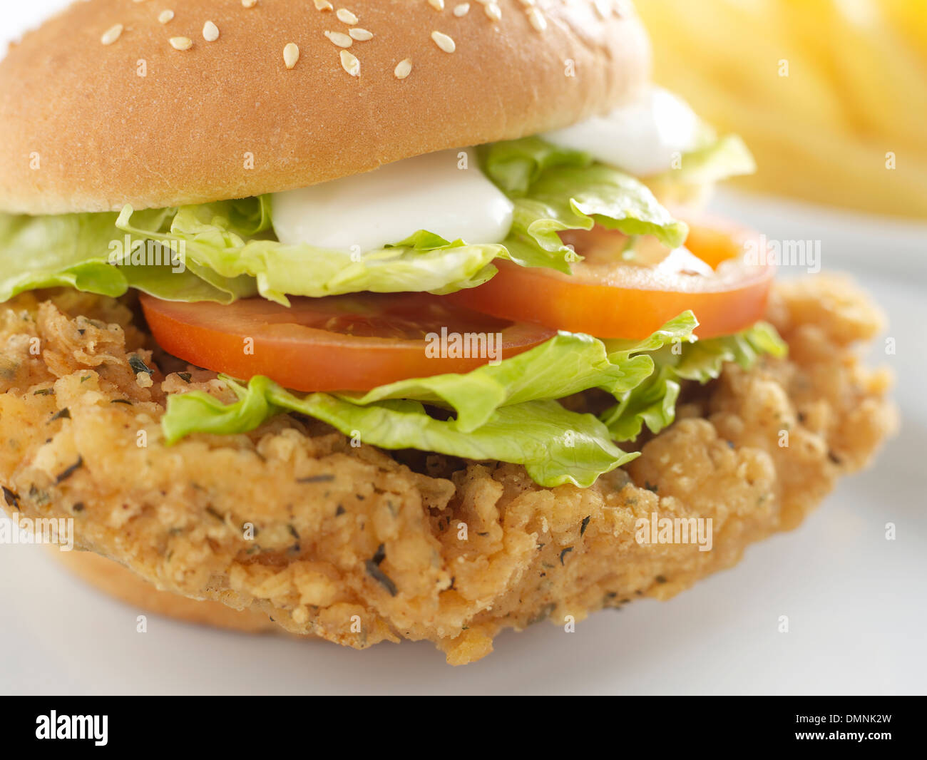 Hamburger di pollo Insalata di pomodori la maionese Patatine Foto Stock