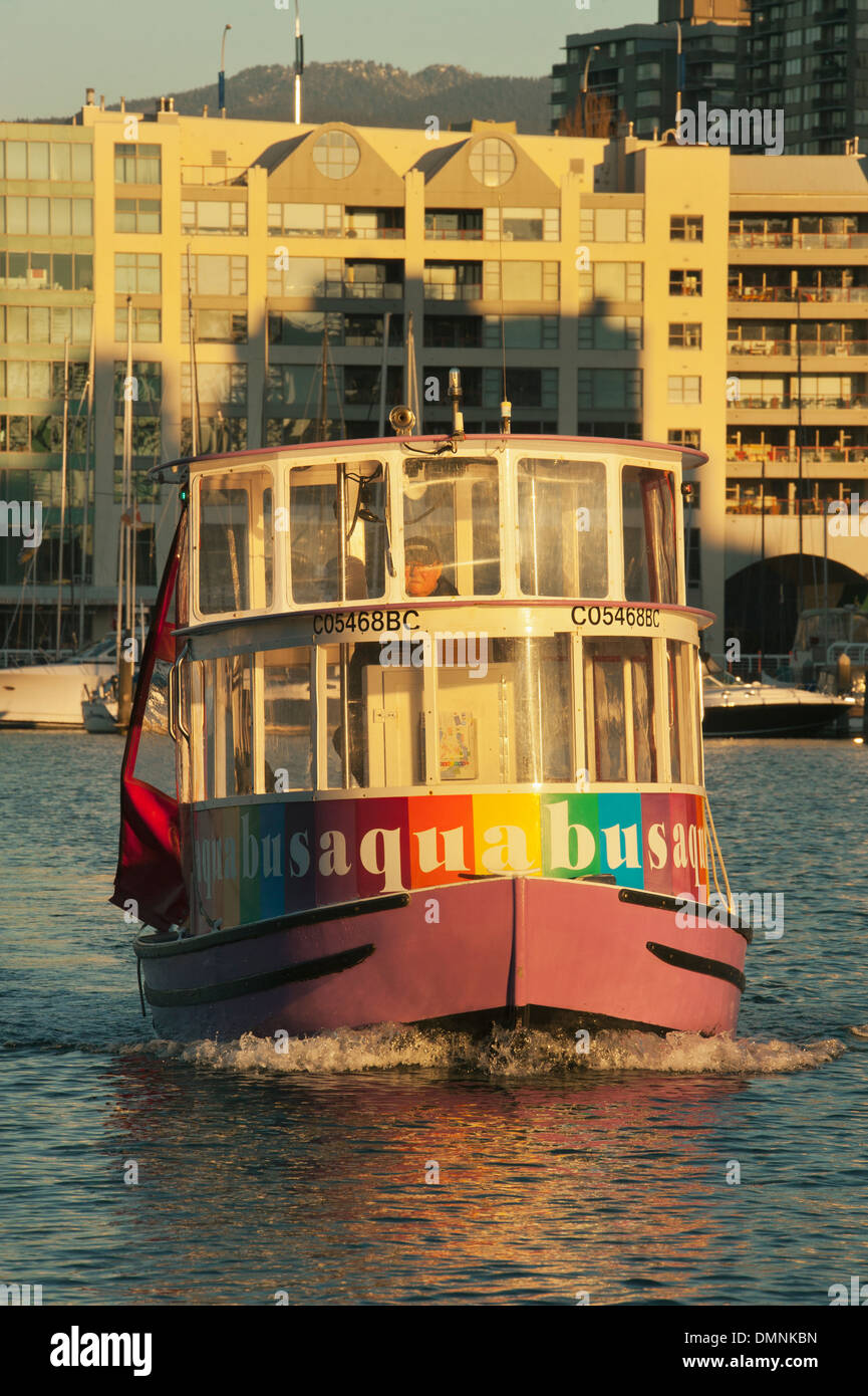 Alba sul traghetto Aquabus al Granville Island attraverso False Creek, Vancouver, BC, Canada Foto Stock