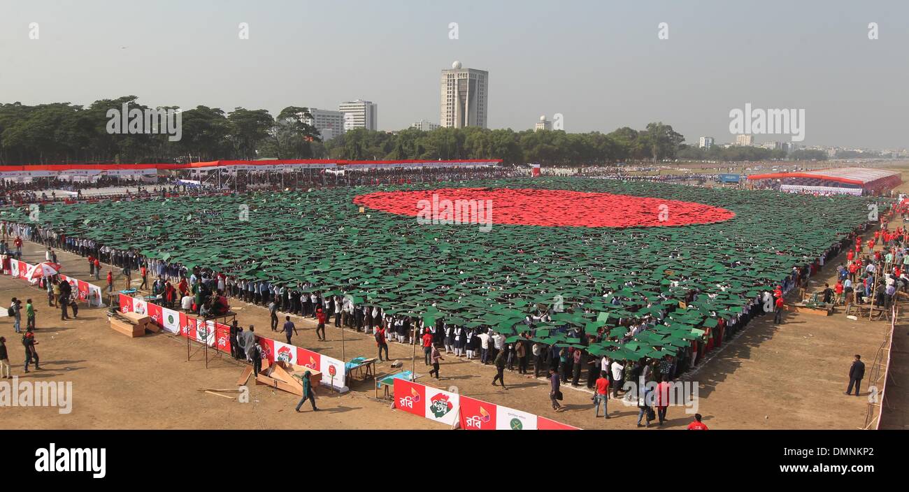 Dacca in Bangladesh. Xvi Dec, 2013. I membri dell'esercito del Bangladesh, della difesa dei funzionari e degli scolari formano il più grande del mondo umano bandiera nazionale per il marchio del paese la vittoria di giornata a Dhaka. Un totale di 27,117 volontari, soprattutto studenti, utilizzate piastrelle colorate per formare la bandiera a Dhaka nazionale della parata a terra. Il Bangladesh ha vinto l'indipendenza dal Pakistan dopo un amaro nove mesi di guerra nel 1971 ha portato da parte del paese di fondatore Sheikh Mujibur Rahman, e questo viene celebrata ogni anno il 16 dicembre. © Monirul Alam/ZUMAPRESS.com/Alamy Live News Foto Stock