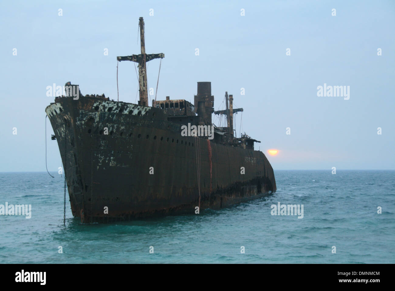 Nave greca al tramonto in Kish Island. Foto Stock