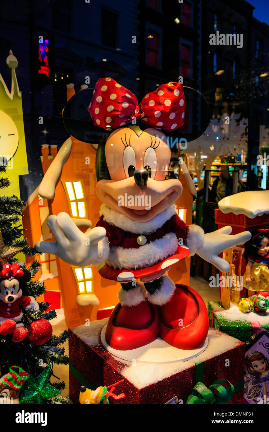 Minnie Mouse sventolare a passanti attraverso una finestra del negozio Foto Stock
