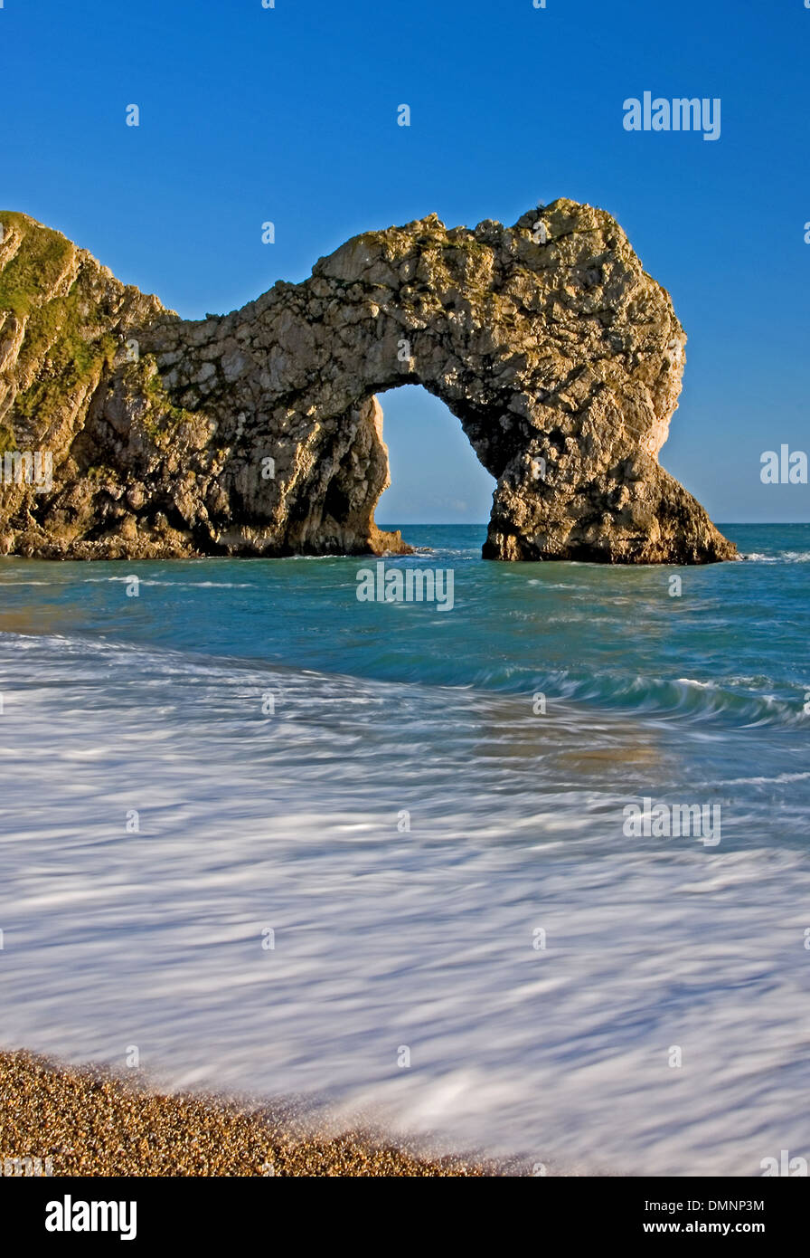 Durdle porta è un mare iconica arch creato da erosione costiera su Dorset la Jurassic Coast line. Foto Stock