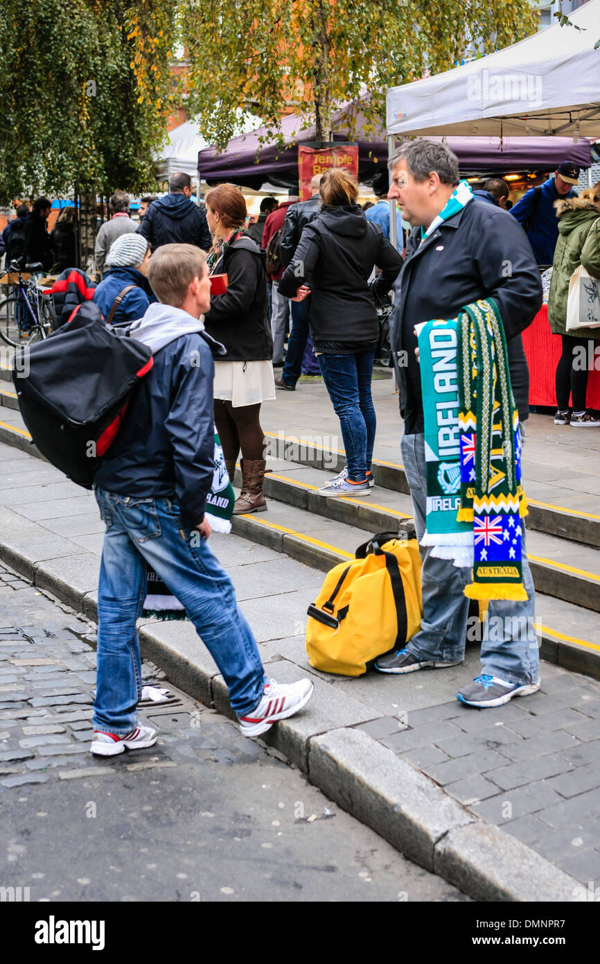 Strada di commercianti che vendono il team sportivi sciarpe sulle strade di Dublino Foto Stock