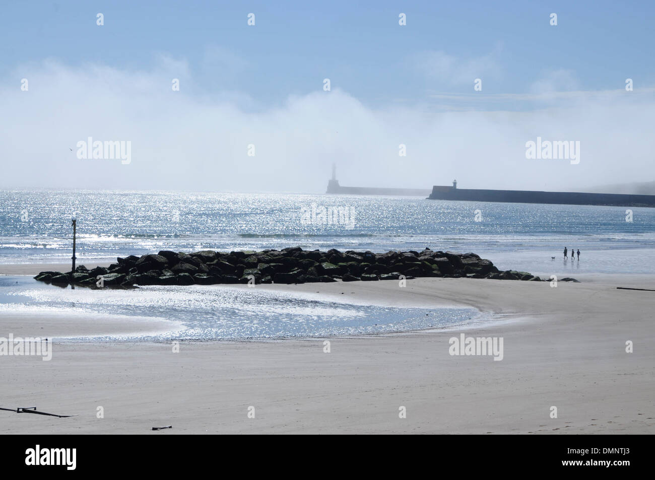 Aberdeen spiaggia sabbia nebbia di Haar a piedi Foto Stock