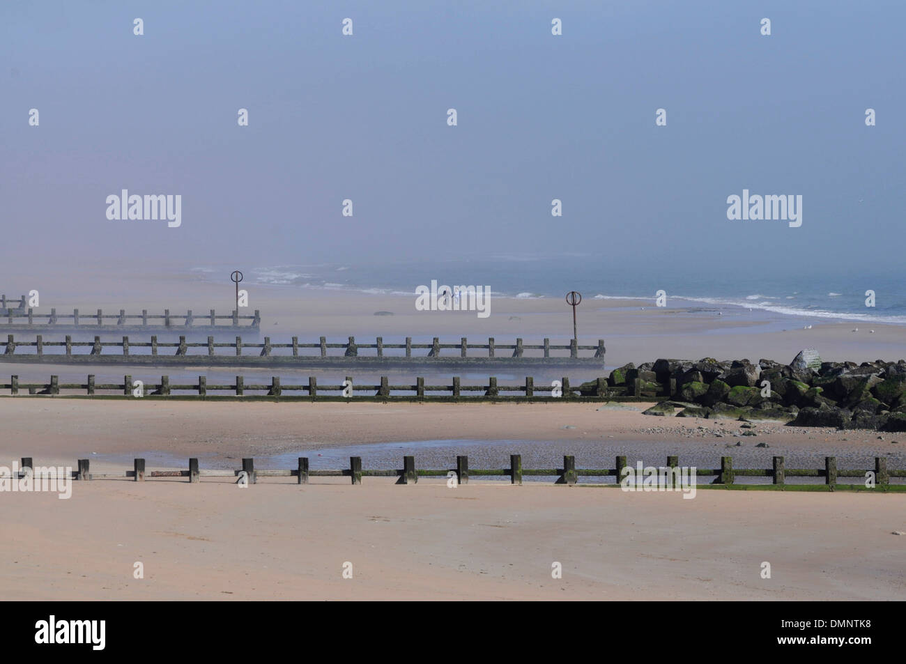 Erosione di pennelli aberdeen spiaggia sabbia nebbia di Haar Foto Stock