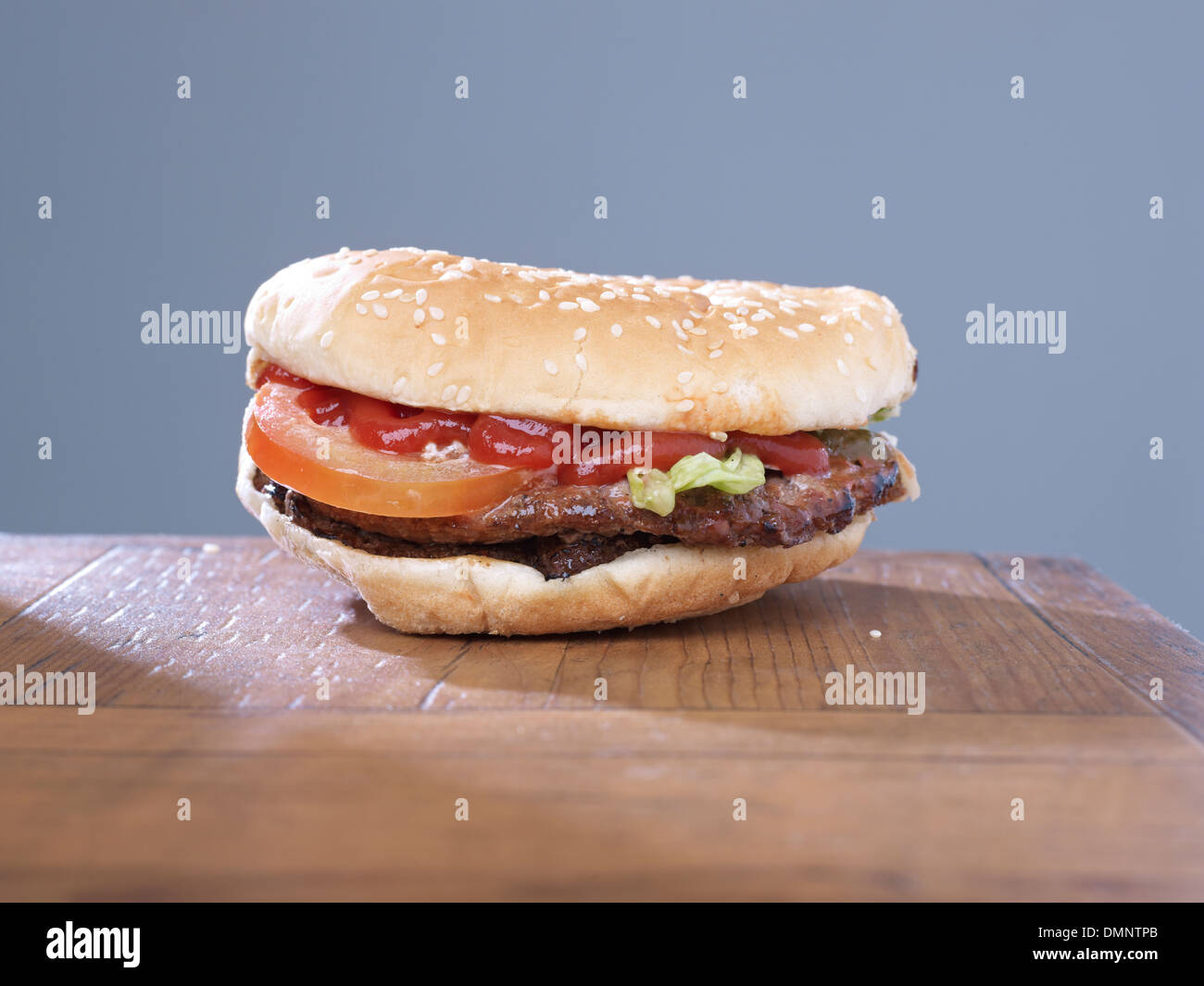 Burger tabella insalata di pomodoro ketchup salsa di semi Foto Stock