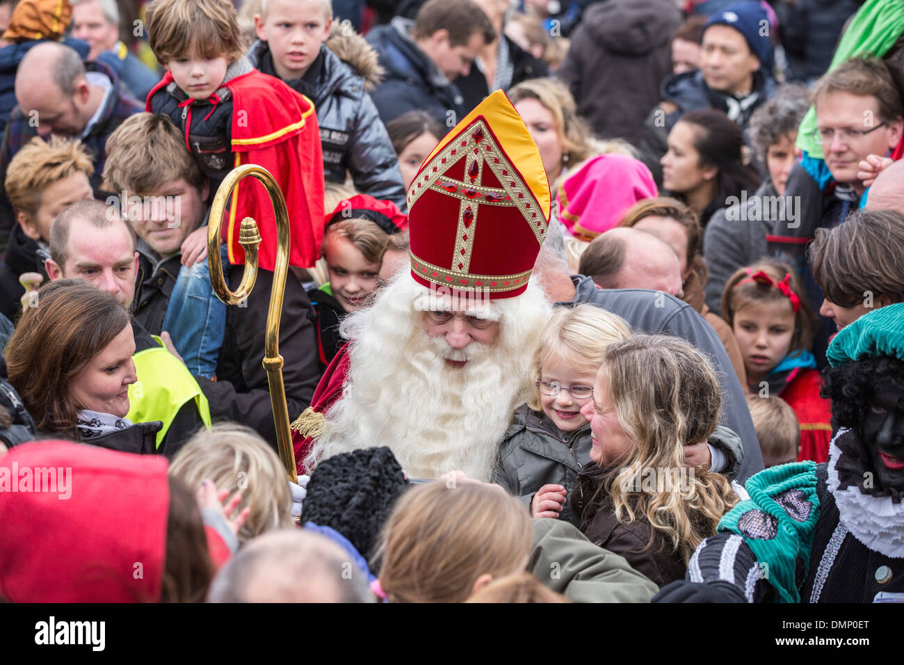 Paesi Bassi, Loosdrecht, Saint Nicholas alla vigilia del 5 dicembre. Sinterklaas saluto i bambini e genitori Foto Stock