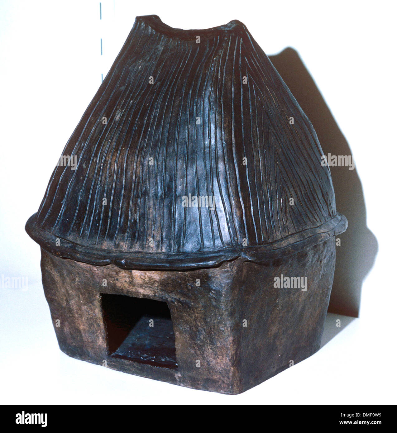 Casa di terracotta urn. La Sassonia, 7th-5secolo A.C. Germania. Urna Casa della Cultura. Età del Ferro Foto Stock