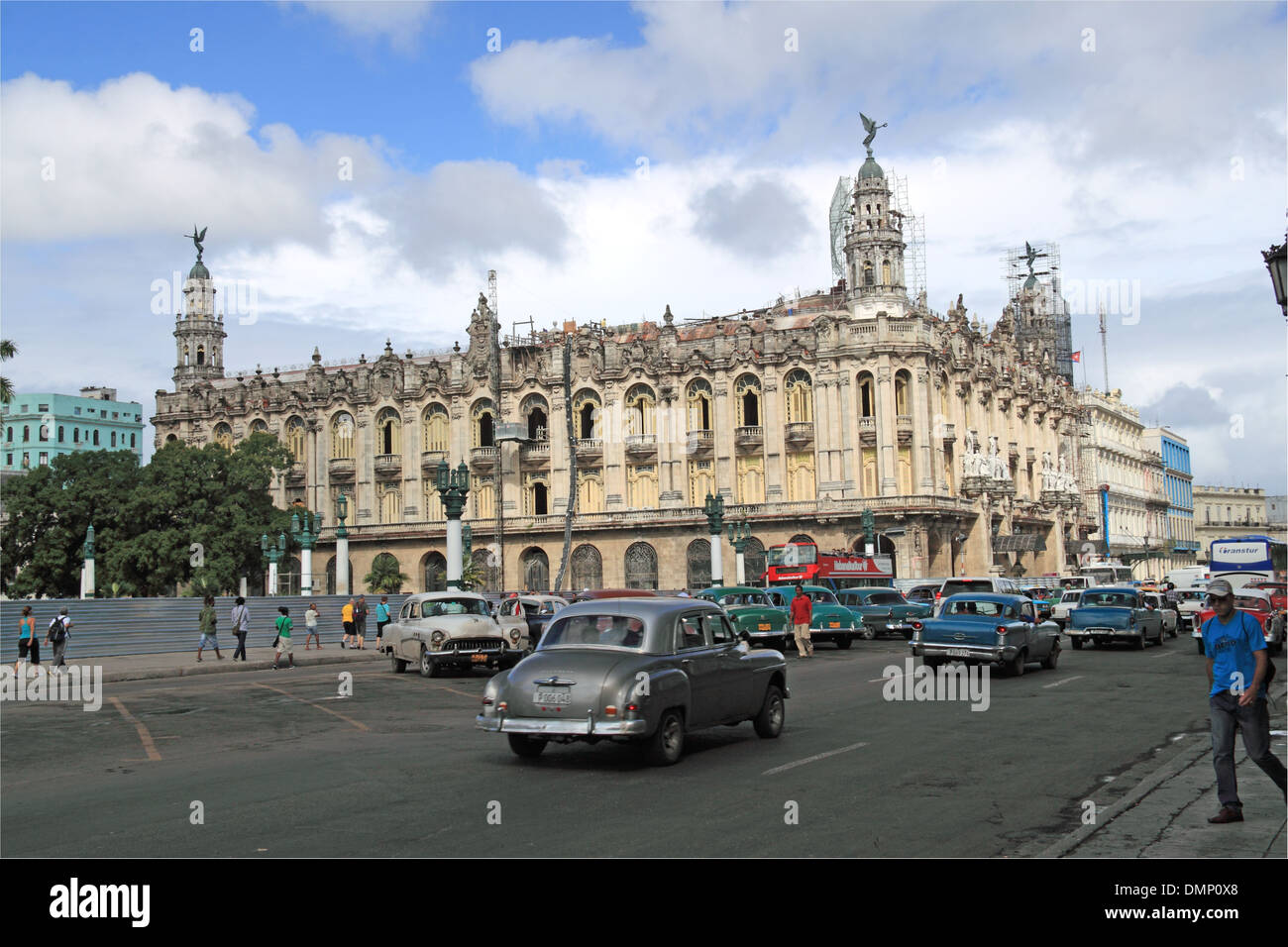 1950 Plymouth Offerte vicino a Gran Teatro de La Habana, Paseo de Martí (aka Prado), l'Avana Vecchia (La Habana Vieja), Cuba, il Mare dei Caraibi e America centrale Foto Stock