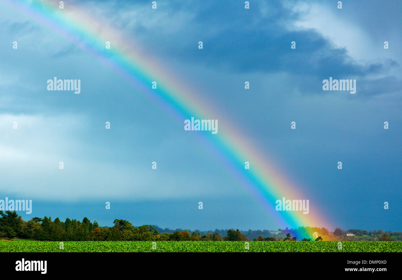 Rainbow su terreni agricoli del Chiltern Hills Oxfordshire England Regno Unito Foto Stock