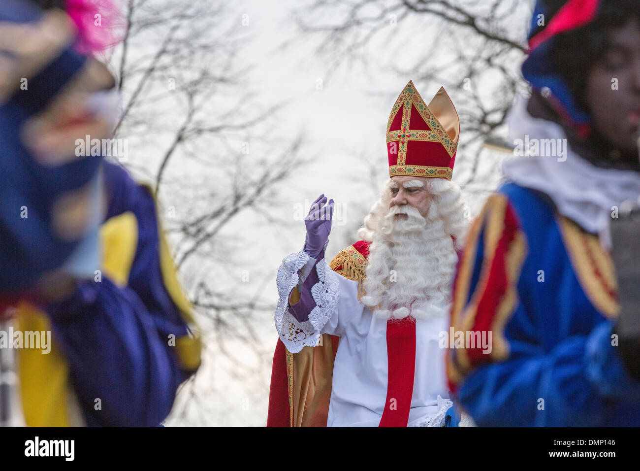 Paesi Bassi, Kortenhoef, Saint Nicholas alla vigilia del 5 dicembre. Saint cavallo e Black Petes fare un tour attraverso il villaggio Foto Stock
