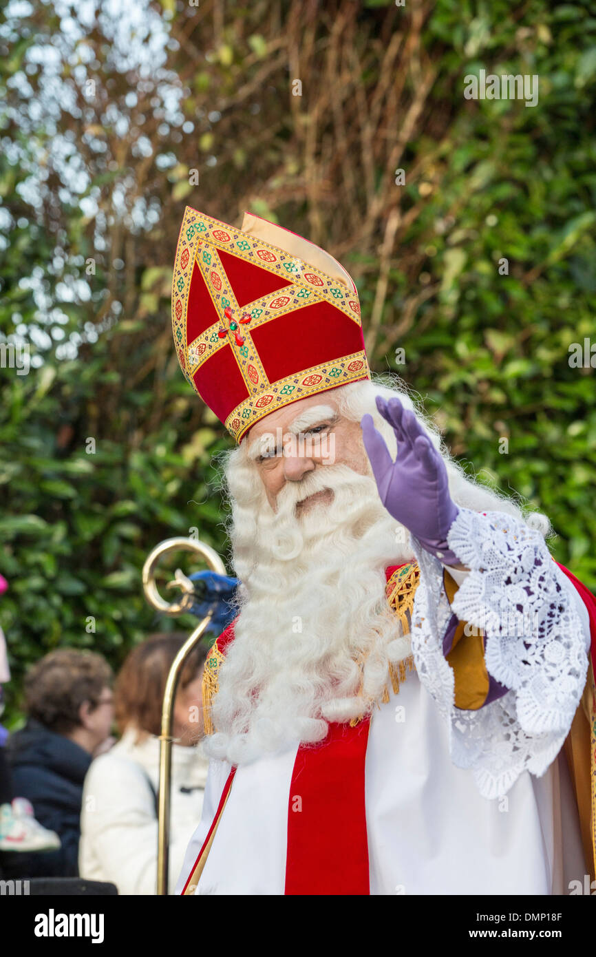 Paesi Bassi, Kortenhoef, Saint Nicholas alla vigilia del 5 dicembre. Saint cavallo e Black Petes fare un tour attraverso il villaggio Foto Stock