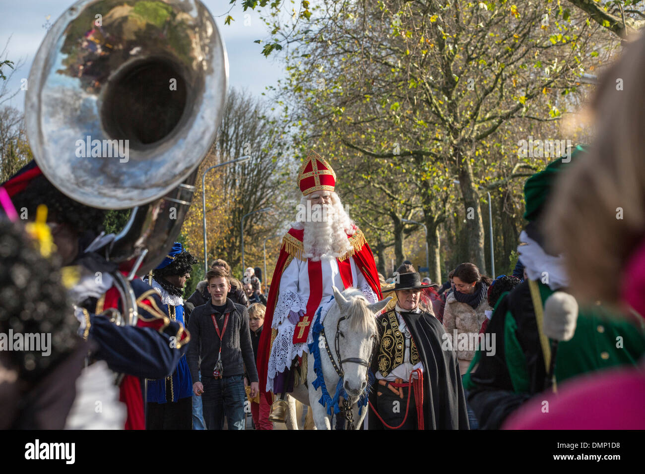 Paesi Bassi, Kortenhoef, Saint Nicholas eve. Saint sul cavallo bianco o Stefano e Black Petes fare un tour attraverso il villaggio Foto Stock