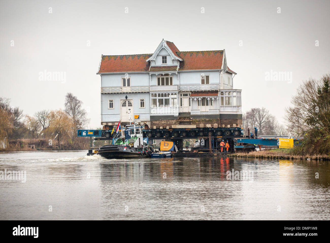 Paesi Bassi, Muiden, trasporto di casa monumentale chiamato Vechthoeve sul fiume Vecht Foto Stock