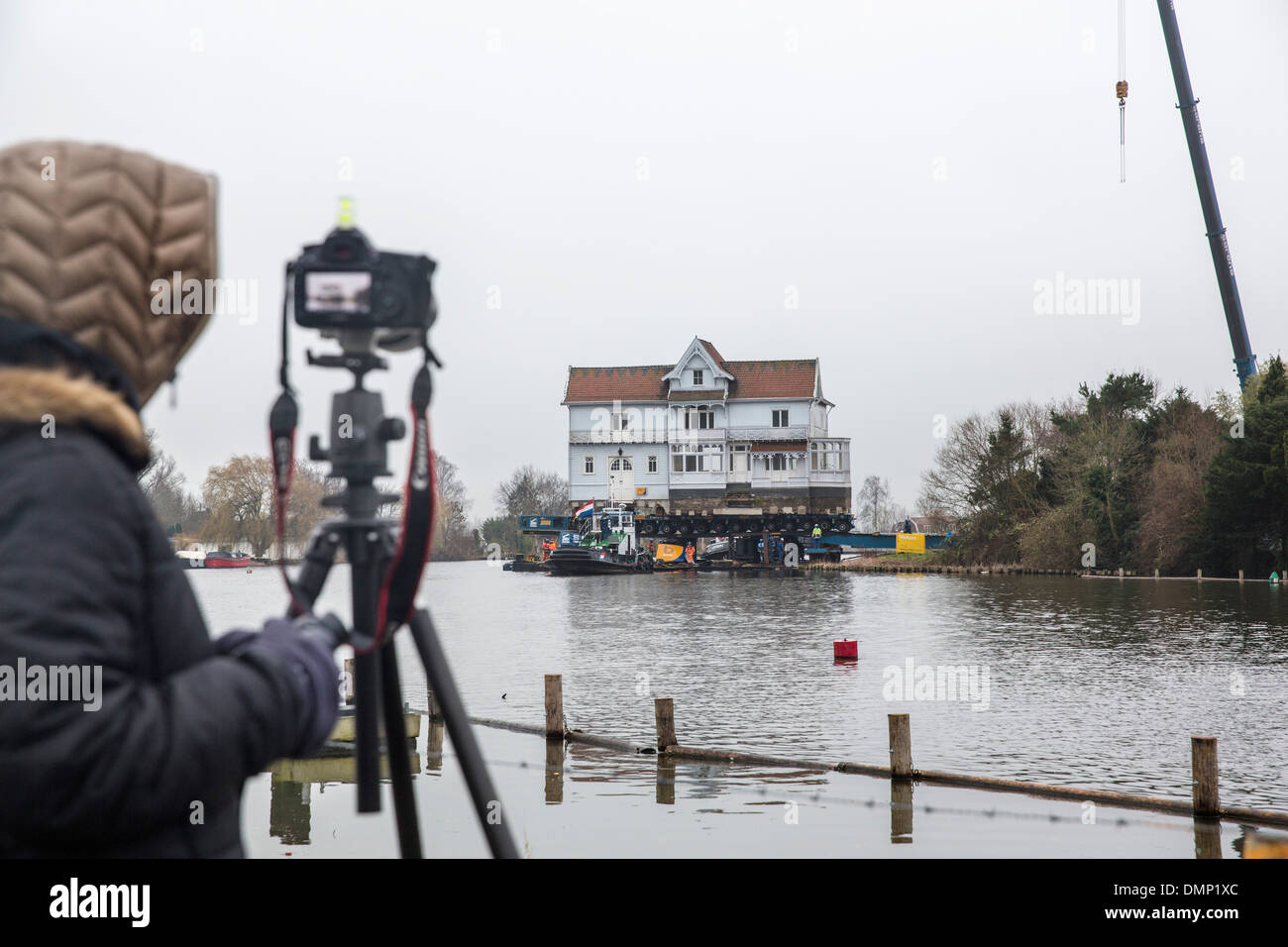 Paesi Bassi, Muiden, trasporto di casa monumentale chiamato Vechthoeve sul fiume Vecht. Fotografo Marjolijn van Steeden prende le immagini e di time-lapse. Foto Stock