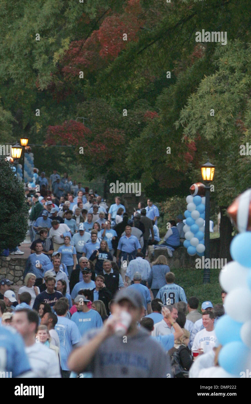 Ottobre 24, 2009 - Chapel Hill, North Carolina, Stati Uniti - 22 Ottobre 2009: ventole UNC fanno la loro strada per lo stadio verso il basso di uno dei molti percorsi di mattoni del campus. Stato della Florida Seminoles giocato alla University of North Carolina Tarheels a Kenan Stadium di Chapel Hill, North Carolina. (Credito Immagine: © Margaret Bowles/Southcreek globale/ZUMApress.com) Foto Stock