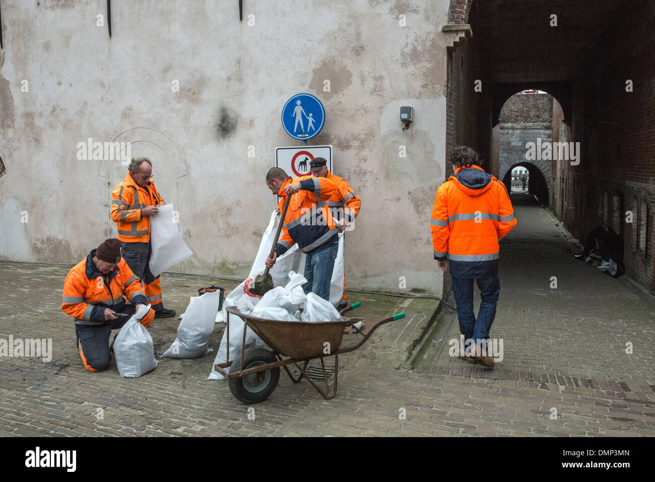 Paesi Bassi, Vlissingen, cercando di evitare di allagare ponendo dei sacchi di sabbia nei fori di fortificazione. Foto Stock