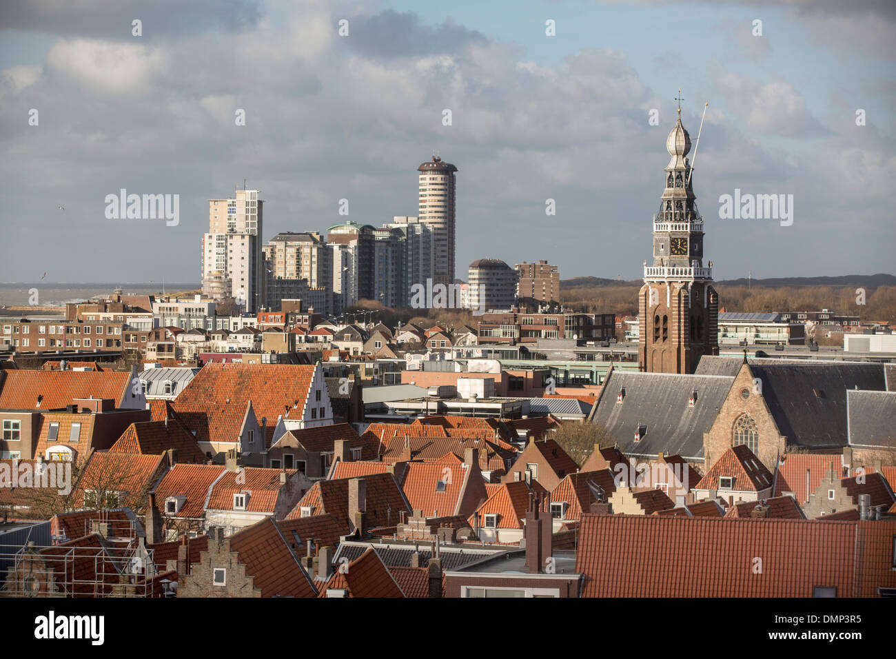 Paesi Bassi, Vlissingen, vista aerea da Arsenaal torre sulla città storica e attuale di edifici residenziali. Foto Stock