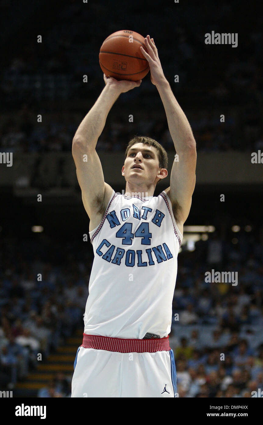 Nov. 12, 2009 - Chapel Hill, North Carolina, Stati Uniti - 9 Novembre 2009: avanti UNC Tyler Zeller #44 germogli dalla sommità di tasto. Il North Carolina Tarheels sconfitto il Florida International Golden Panthers 88-72 al Dean E. Smith Center di Chapel Hill, North Carolina. (Credito Immagine: © Margaret Bowles/Southcreek globale/ZUMApress.com) Foto Stock