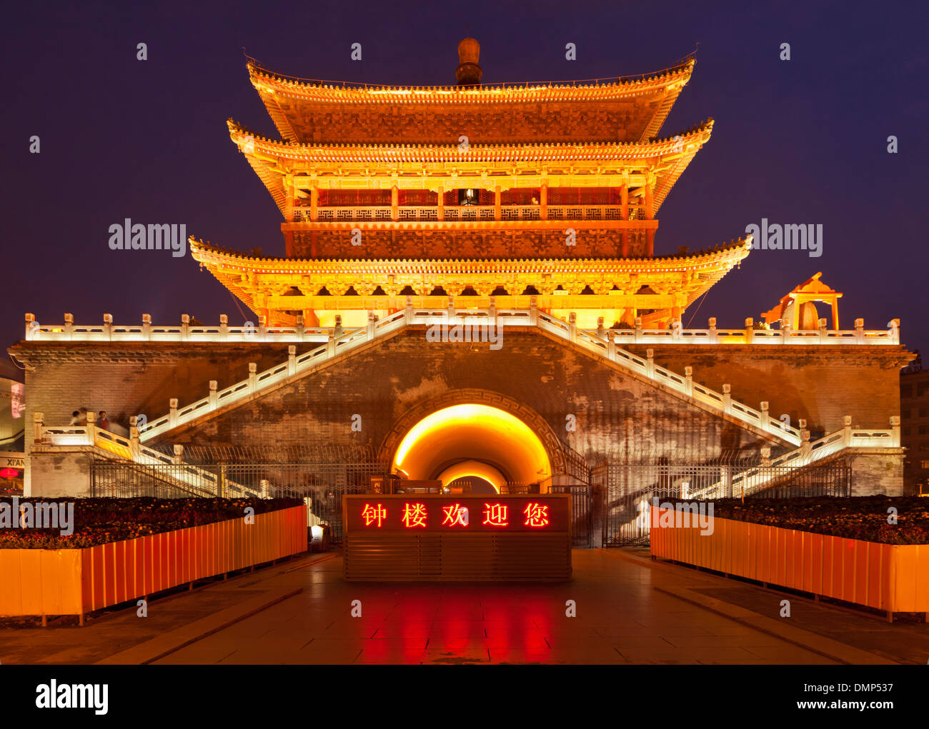 Torre Campanaria di notte, Xian, Provincia di Shaanxi, PRC Repubblica Popolare di Cina e Asia Foto Stock