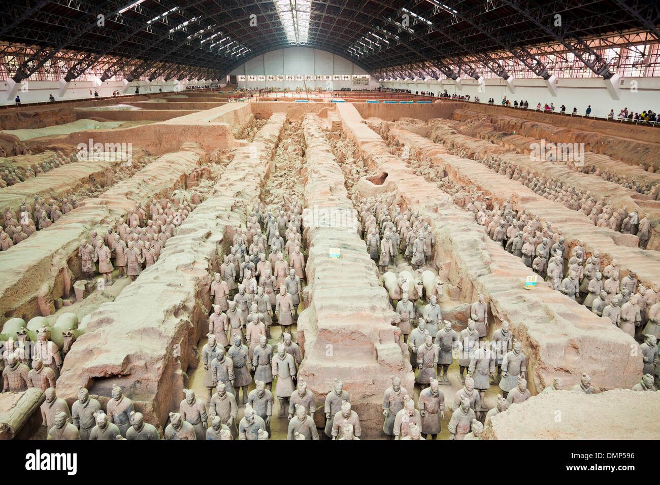 All'interno del museo dei Guerrieri di Terracotta Army buca numero 1, Xian, Provincia di Shaanxi, PRC Repubblica Popolare di Cina e Asia Foto Stock