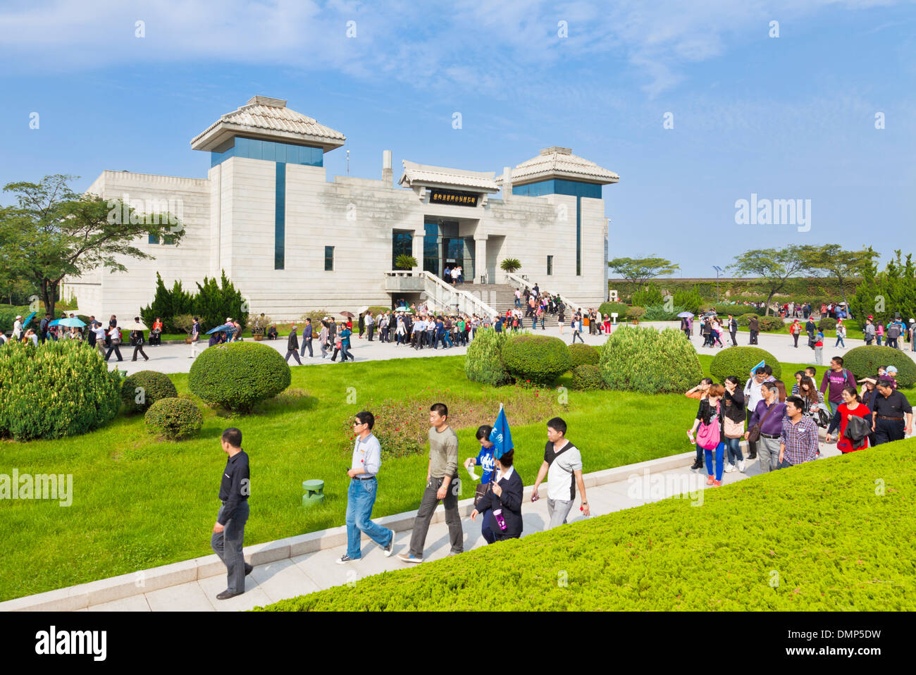 La folla di turisti all'Esercito di Terracotta museum, Xian, Provincia di Shaanxi, PRC Repubblica Popolare di Cina e Asia Foto Stock