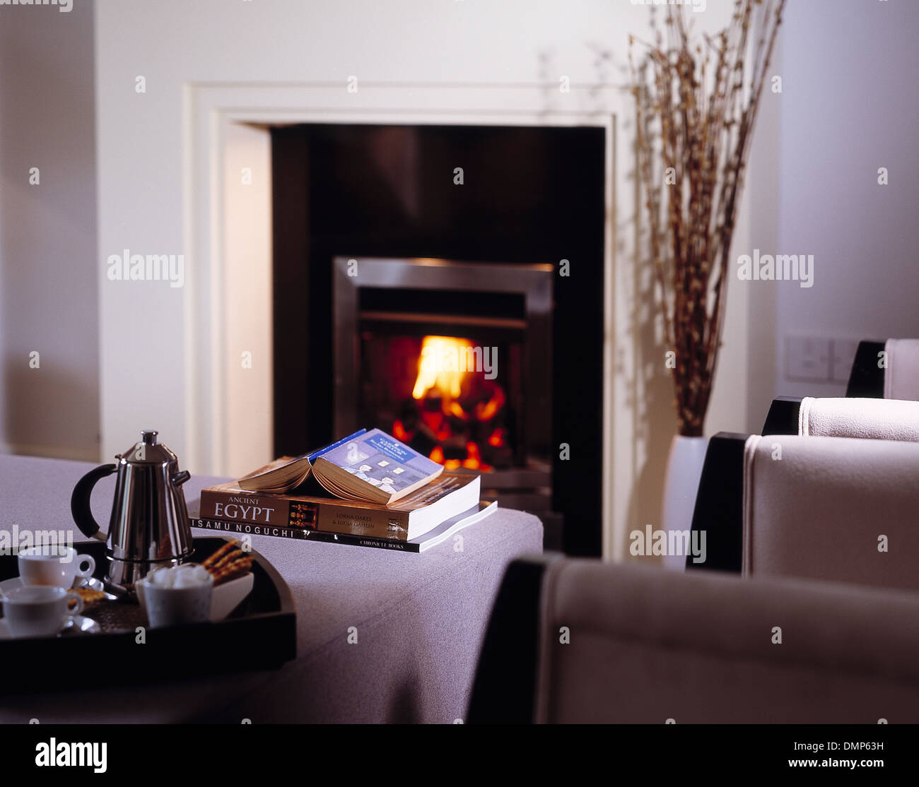 Il tè vicino al caminetto. Foto Stock