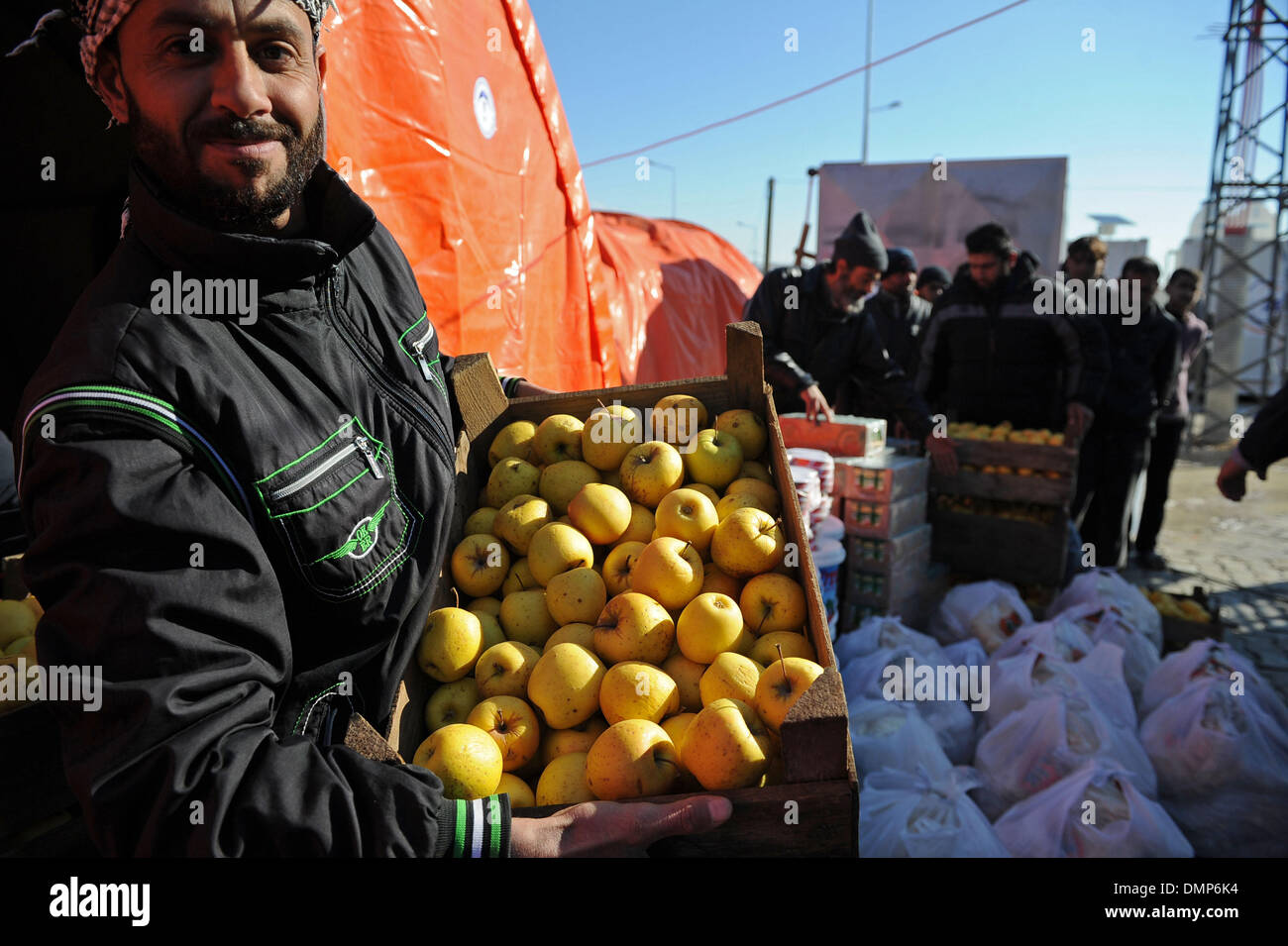 Kilis. 15 Dic, 2013. Personale in campo distribuire cibo ai rifugiati in Kilis della Turchia sul Dic. 15, 2013. Autorità turche detto il numero di siriani rifugiandosi in Turchia ha finora raggiunto 600.000 e 4.000 di loro sono stati costretti a spostarsi in un'altra città di frontiera Sanliurfa da una temporanea Refugee Camp a causa del freddo e la scarsità di cibo. Finora, 21 campi profughi sono stati stabiliti nei pressi della città vicino al confine Turkish-Syrian. © Lu Zhe/Xinhua/Alamy Live News Foto Stock